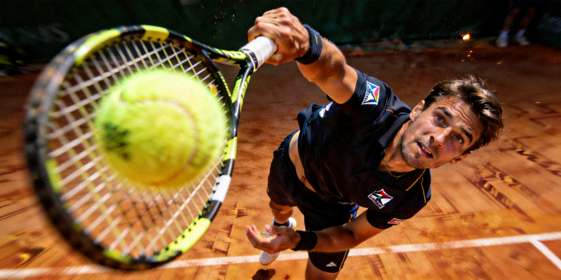 网球大满贯比赛 - 选手发球动作特写